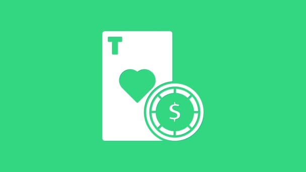 White Casino chip e cartas de baralho ícone isolado no fundo verde. Poker Casino. Animação gráfica em movimento de vídeo 4K — Vídeo de Stock