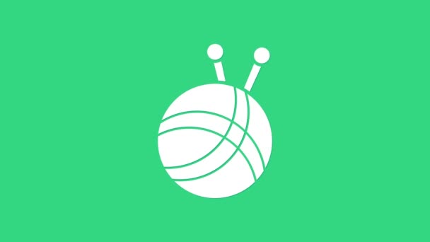 Bola de hilo blanco con agujas de punto icono aislado sobre fondo verde. Etiqueta para confeccionar a mano, tejer o sastrería. Animación gráfica de vídeo 4K — Vídeo de stock