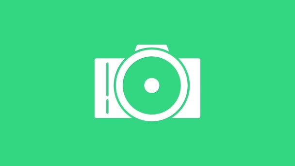 Піктограма фотоапарата білого кольору ізольована на зеленому фоні. Піктограма фотоапарата. 4K Відео рух графічна анімація — стокове відео