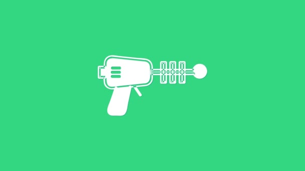 Icono de pistola White Ray aislado sobre fondo verde. Arma láser. Espacial Blaster. Animación gráfica de vídeo 4K — Vídeos de Stock