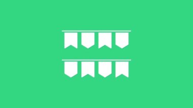 Yeşil arka planda izole edilmiş beyaz karnaval çelenkleri. Doğum günü kutlaması, festival ve güzel dekorasyon için parti flamaları. 4K Video hareketli grafik canlandırması