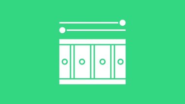 Yeşil zemin üzerinde baget çubuğu simgesi olan beyaz davul. Müzik işareti. Müzik aleti sembolü. 4K Video hareketli grafik canlandırması