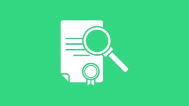 Yeşil arkaplanda arama simgesine sahip beyaz belge. Dosya ve büyüteç simgesi. Analitik araştırma işareti. 4K Video hareketli grafik canlandırması