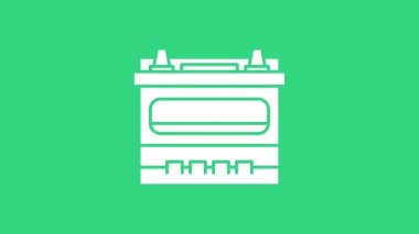 Beyaz araba akü ikonu yeşil arka planda izole edildi. Akümülatör bataryası enerji ve elektrik akümülatörü bataryası. 4K Video hareketli grafik canlandırması