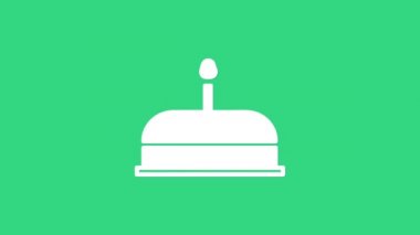 Yeşil arkaplanda yanan mum simgesi olan beyaz pasta. Doğum günün kutlu olsun. 4K Video hareketli grafik canlandırması