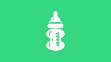 Beyaz bebek ikonu yeşil arka planda izole edilmiş. Beslenme şişesi simgesi. Süt şişesi tabelası. 4K Video hareketli grafik canlandırması