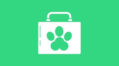 Beyaz Evcil Hayvan ilk yardım çantası simgesi yeşil arka planda izole edildi. Köpek ya da kedi pençesi izi. Klinik kutusu. 4K Video hareketli grafik canlandırması