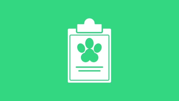 Witte Klembord met medisch klinisch record huisdier pictogram geïsoleerd op groene achtergrond. Ziekteverzekeringsformulier. Het rapport van de medische controle. 4K Video motion grafische animatie — Stockvideo