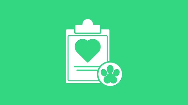 Portapapeles blanco con el icono de la mascota de la historia clínica clínica aislado sobre fondo verde. Formulario de seguro de salud. Reporte de las marcas médicas. Animación gráfica de vídeo 4K — Vídeo de stock