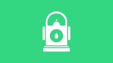 Beyaz petrol ya da benzin istasyonu ikonu yeşil arka planda izole edildi. Araba yakıtı sembolü. Benzin pompası. 4K Video hareketli grafik canlandırması