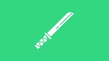 Beyaz Geleneksel Japon katana simgesi yeşil arka planda izole edildi. Japon kılıcı. 4K Video hareketli grafik canlandırması