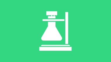 Kürsüdeki beyaz cam deney tüpü şişesi yeşil arka planda izole edilmiş. Laboratuvar ekipmanları. 4K Video hareketli grafik canlandırması