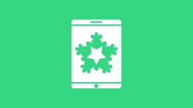 Akıllı telefondaki beyaz mutlu Noeller ve yeşil arkaplanda izole edilmiş kar tanesi ikonu. - Mutlu yıllar. 4K Video hareketli grafik canlandırması