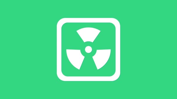 Icono radiactivo blanco aislado sobre fondo verde. Símbolo tóxico radiactivo. Señal de peligro de radiación. Animación gráfica de vídeo 4K — Vídeo de stock