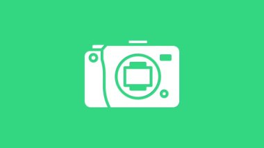 Yeşil arkaplanda beyaz aynasız kamera simgesi izole edildi. Fotoğraf makinesi simgesi. 4K Video hareketli grafik canlandırması