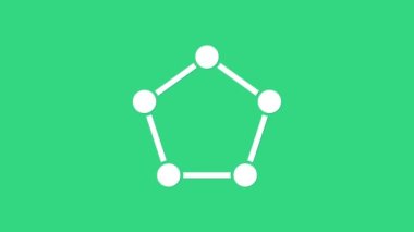 Beyaz Geometrik figür Pentagonal prizma simgesi yeşil arkaplanda izole edildi. Soyut şekil. Geometrik süs. 4K Video hareketli grafik canlandırması