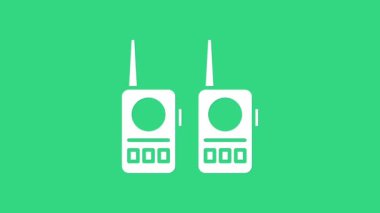 Yeşil arkaplanda beyaz telsiz ikonu izole edildi. Taşınabilir radyo vericisi simgesi. Radyo alıcı-vericisi işareti. 4K Video hareketli grafik canlandırması