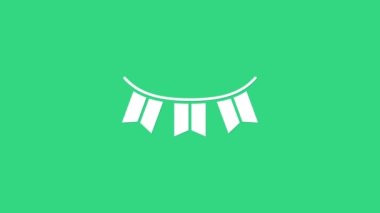 Yeşil arka planda izole edilmiş beyaz karnaval çelenkleri. Doğum günü kutlaması için parti flamaları, festival dekorasyonu. 4K Video hareketli grafik canlandırması