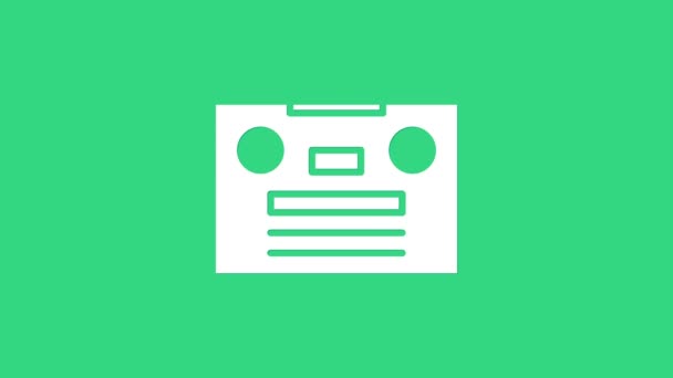 Иконка белой кассеты Retro выделена на зеленом фоне. Видеографическая анимация 4K — стоковое видео