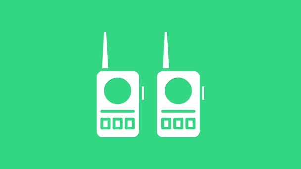 Ikona bílé vysílačky izolovaná na zeleném pozadí. Přenosná ikona vysílače. Rádiový vysílač. Grafická animace pohybu videa 4K — Stock video