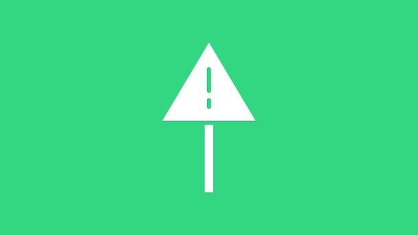 Bílá vykřičník v trojúhelníku ikona izolované na zeleném pozadí. Varovné znamení nebezpečí, opatrné, pozorné, varovné znamení. Grafická animace pohybu videa 4K — Stock video