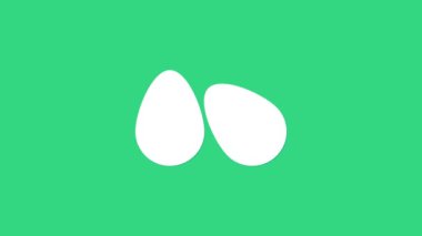 Beyaz Paskalya yumurtaları ikonu yeşil arka planda izole edilmiş. Mutlu Paskalyalar. 4K Video hareketli grafik canlandırması