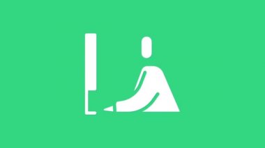 Laptop simgesinde çalışan beyaz öğrenci yeşil arka planda izole edildi. İş yeri konsepti. 4K Video hareketli grafik canlandırması