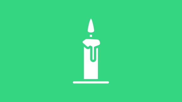 Vela blanca ardiente en el icono del candelero aislado sobre fondo verde. Vara cilíndrica con llama ardiente. Animación gráfica de vídeo 4K — Vídeos de Stock