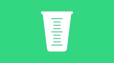 Kuru ve sıvı yiyecek ikonunu ölçmek için yeşil arka planda izole edilmiş beyaz ölçü kabı. Plastik şişenin sapı var. 4K Video hareketli grafik canlandırması