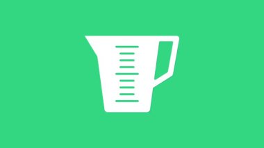 Kuru ve sıvı yiyecek ikonunu ölçmek için yeşil arka planda izole edilmiş beyaz ölçü kabı. Plastik şişenin sapı var. 4K Video hareketli grafik canlandırması