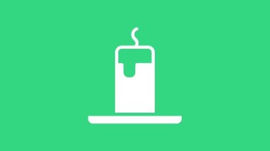 Yeşil arkaplanda beyaz yanan mum simgesi izole edildi. Silindirik mum çubuğu ve yanan ateş. 4K Video hareketli grafik canlandırması