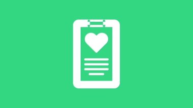 Yeşil arka planda klinik kayıt simgesi olan beyaz tıbbi pano. Reçete, tıbbi kontrol işaretleri raporu. 4K Video hareketli grafik canlandırması