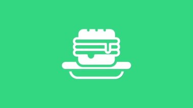 Beyaz Hurda yiyecek simgesi yeşil arka planda izole edildi. Yasak sosisli sandviç. Fast food işareti yok. 4K Video hareketli grafik canlandırması