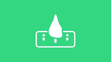 Yeşil arka planda beyaz orman yok etme ikonu izole edildi. Orman doğrama, tahrip etme. Ekoloji ve hava kirliliği için tehlike. 4K Video hareketli grafik canlandırması