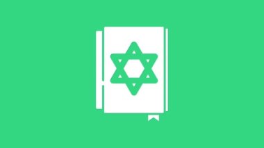 Beyaz Yahudi torah kitap ikonu yeşil arka planda izole edilmiş. Musa 'nın Pentateuch' u. İncil 'in kapağında Davut Yıldızı' nın resmi var. 4K Video hareketli grafik canlandırması
