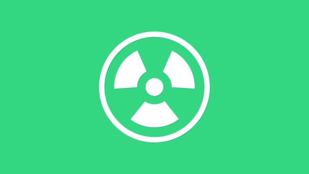 Icône radioactive blanche isolée sur fond vert. Symbole toxique radioactif. Radiation Signal de danger. Animation graphique de mouvement vidéo 4K — Video