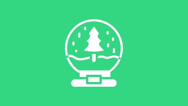 Witte kerstsneeuwbol met gevallen sneeuw en kerstboom pictogram geïsoleerd op groene achtergrond. Vrolijk kerstfeest en gelukkig nieuwjaar. 4K Video motion grafische animatie — Stockvideo