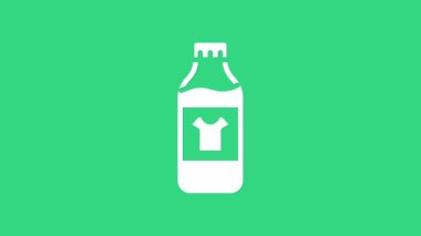 Çamaşır deterjanı, çamaşır suyu, bulaşık deterjanı ya da yeşil arka planda izole edilmiş başka bir temizlik malzemesi için beyaz plastik şişe. 4K Video hareketli grafik canlandırması