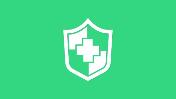 盾のアイコンが緑の背景に隔離された白い生命保険。セキュリティ、安全性、保護、保護の概念。4Kビデオモーショングラフィックアニメーション — ストック動画