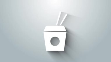 Beyaz Asya erişteleri karton kutuda ve yemek çubukları ikonu gri arka planda izole edilmiş. Sokak yemeği. Kore, Japon, Çin yemekleri. 4K Video hareketli grafik canlandırması