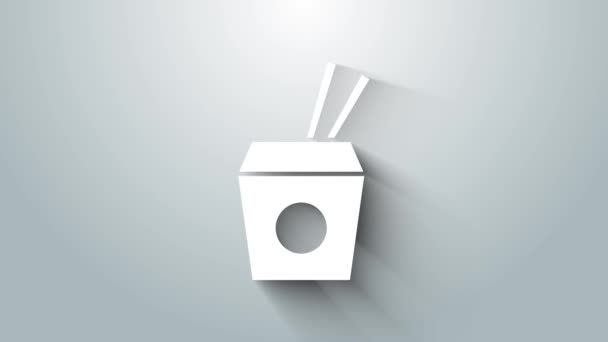 Fehér ázsiai tészta papírdobozban és evőpálcika ikon elszigetelt szürke alapon. Utcai gyorsétterem. Koreai, japán, kínai kaja. 4K Videó mozgás grafikus animáció — Stock videók