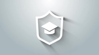 Beyaz mezuniyet şapkası ve gri arka planda kalkan simgesi var. Sigorta konsepti. Güvenlik, güvenlik, koruma, konsept koruma. 4K Video hareketli grafik canlandırması