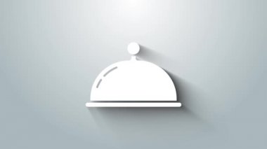 Gri arka planda izole edilmiş bir tepsi yiyecek ikonu ile kaplanmış. Tepsi ve kapak işareti. Kapaklı bir restoran saati. 4K Video hareketli grafik canlandırması