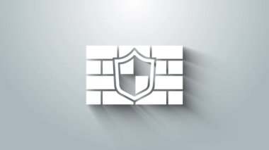 Gri arka planda siber güvenlik duvarı simgesine sahip Beyaz Kalkan. Veri koruma sembolü. Güvenlik duvarı. Ağ koruması. 4K Video hareketli grafik canlandırması