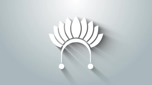 Tocado indio blanco con plumas icono aislado sobre fondo gris. Tocado tradicional nativo americano. Animación gráfica de vídeo 4K — Vídeo de stock