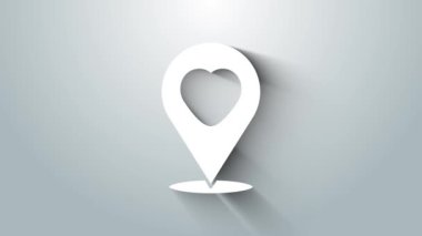 Gri arkaplanda kalp simgesi olan beyaz harita işaretçisi. Sevgililer Günü. Aşk yeri. Romantik harita iğnesi. 4K Video hareketli grafik canlandırması