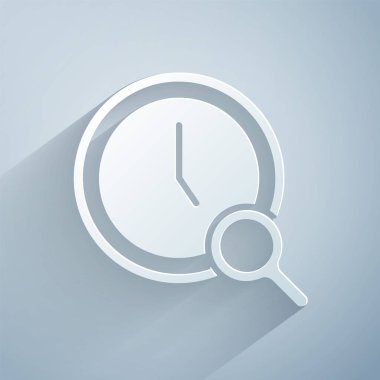 Kağıt kesiği büyüteç ve gri zemin üzerinde saat simgesi var. Saat araması. Kağıt sanatı tarzı. Vektör.