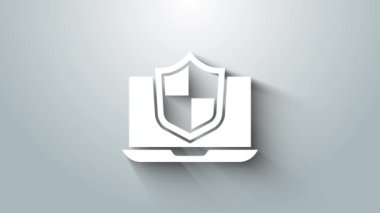 Gri arkaplanda kalkan simgesi olan beyaz dizüstü bilgisayar korunuyor. Bilgisayar güvenliği, güvenlik duvarı teknolojisi, özel güvenlik. 4K Video hareketli grafik canlandırması