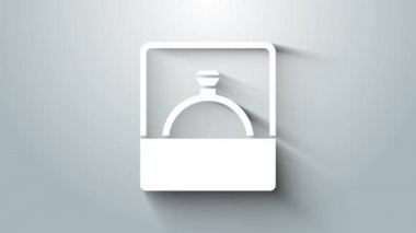 Beyaz Elmas nişan yüzüğü ikonu gri arkaplanda izole edilmiş. 4K Video hareketli grafik canlandırması