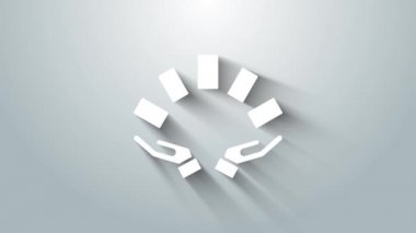 Beyaz El 'in elinde gri arka planda izole edilmiş iskambil simgesi var. Kumarhane oyun tasarımı. 4K Video hareketli grafik canlandırması